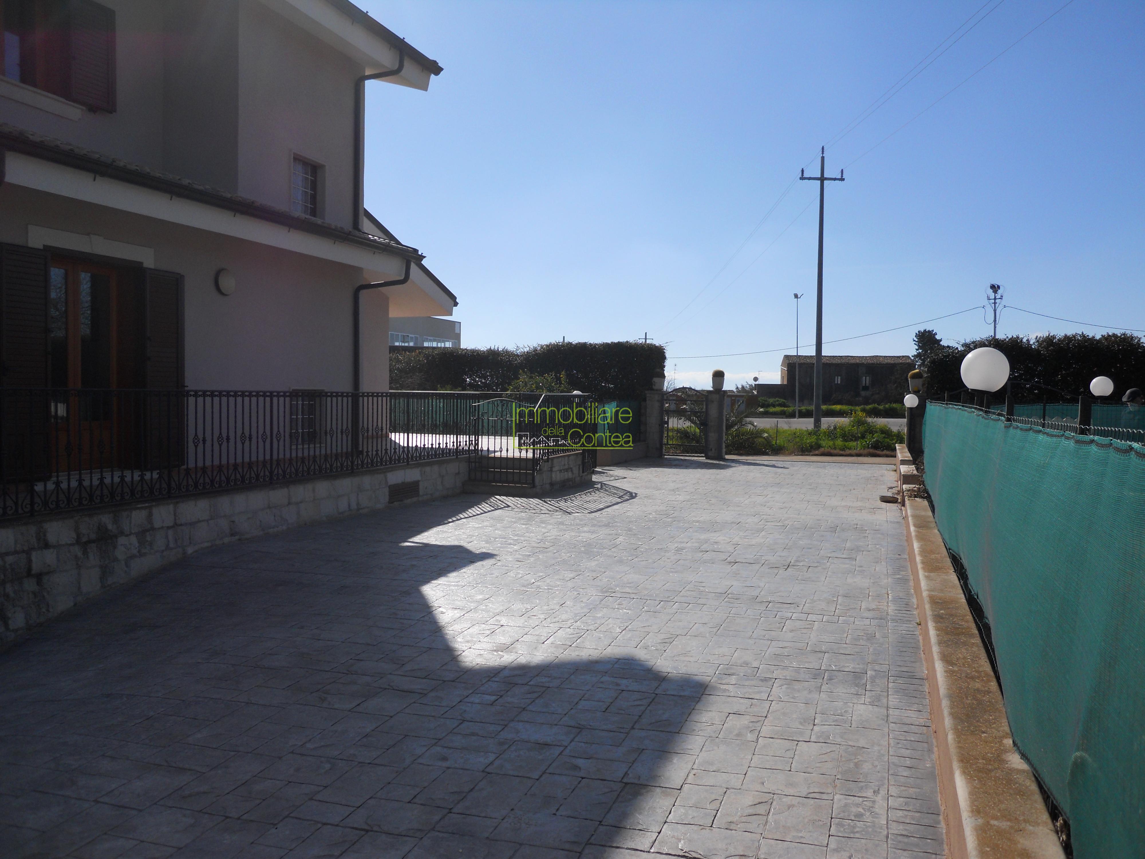 ELEGANTE VILLA AL POLO COMMERCIALE RIF 635 - Immagine# 1