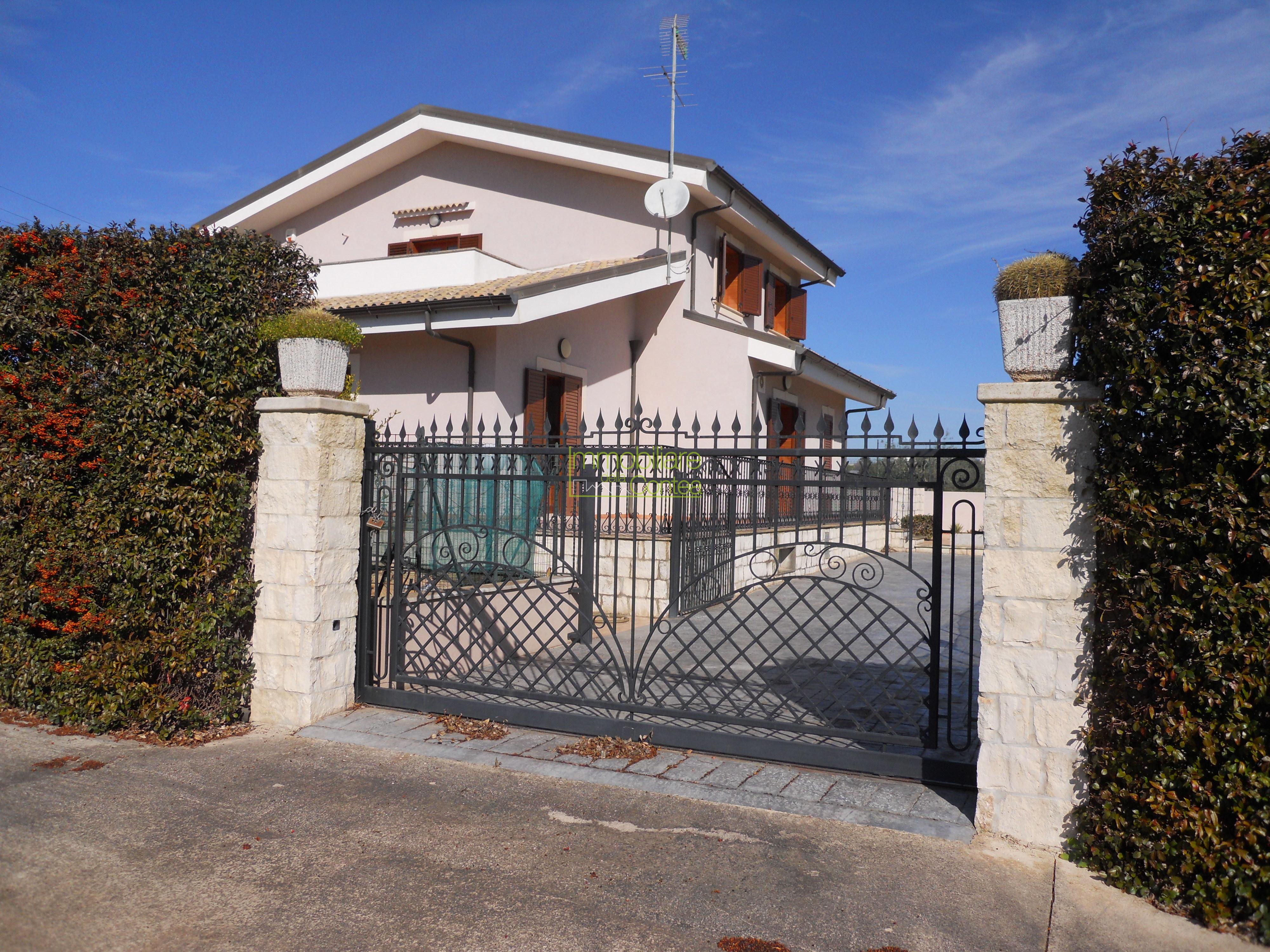 ELEGANTE VILLA AL POLO COMMERCIALE RIF 635 - Immagine# 1