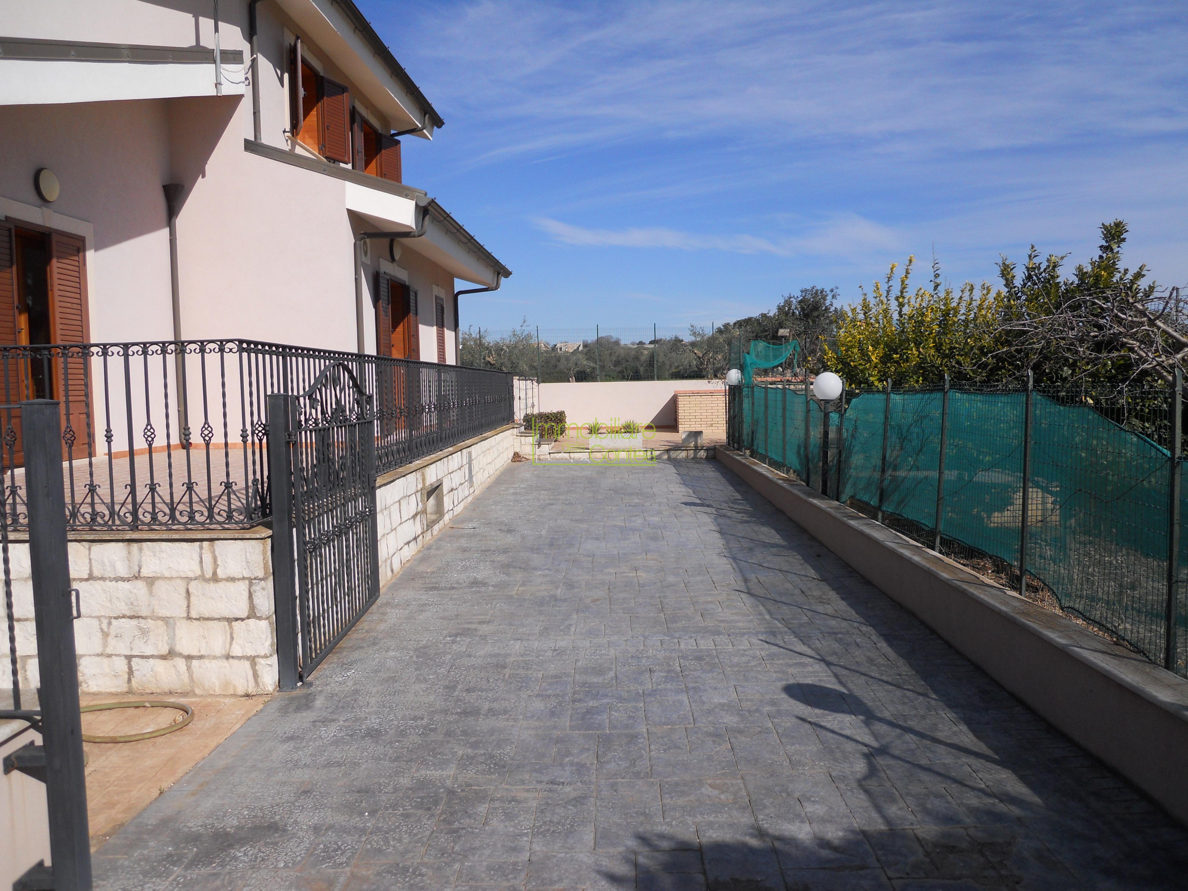 ELEGANTE VILLA AL POLO COMMERCIALE RIF 635 - Immagine# 1