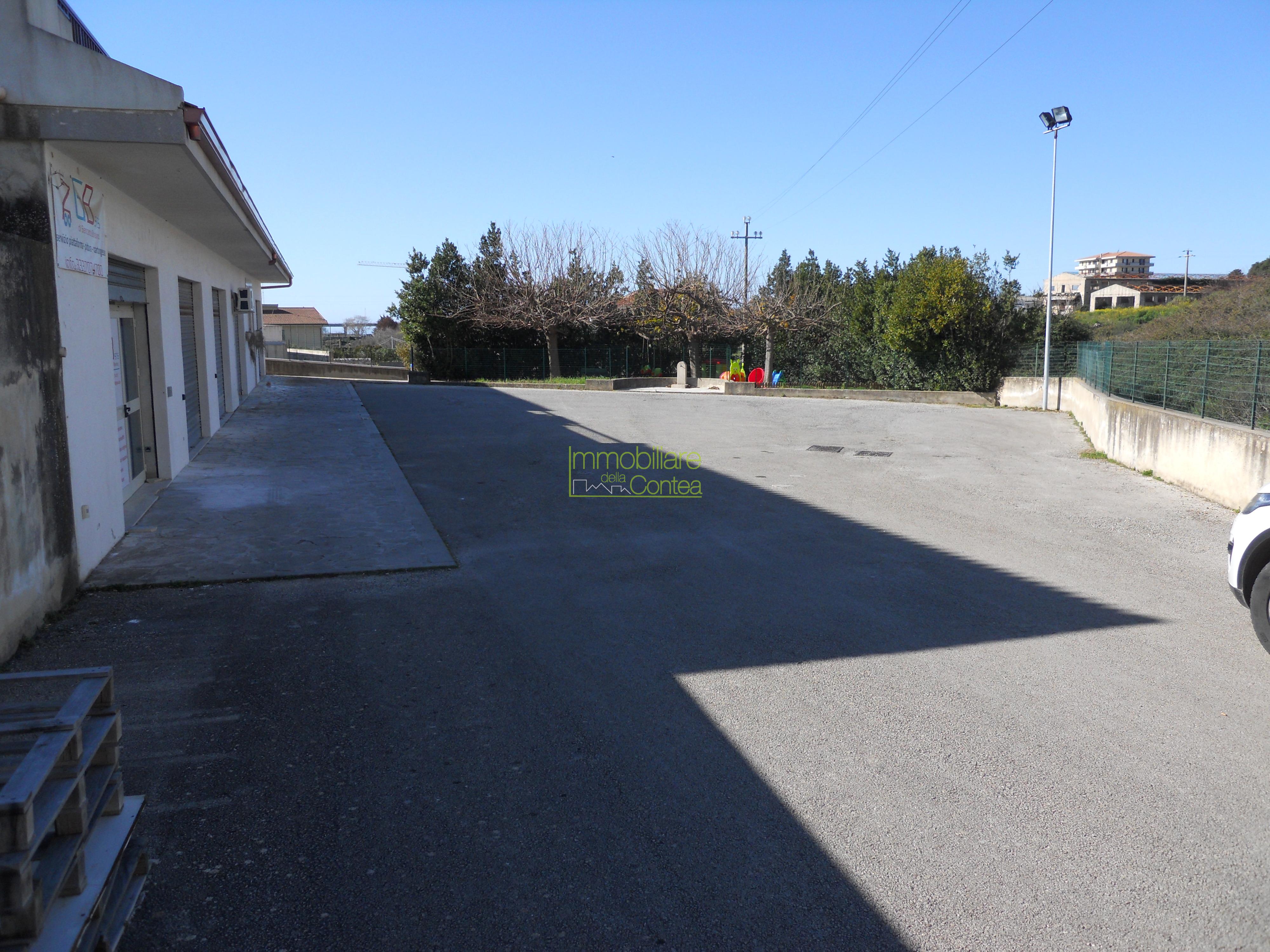LOCALI CON AMPIO PARCHEGGIO RIF 627 - Immagine# 1