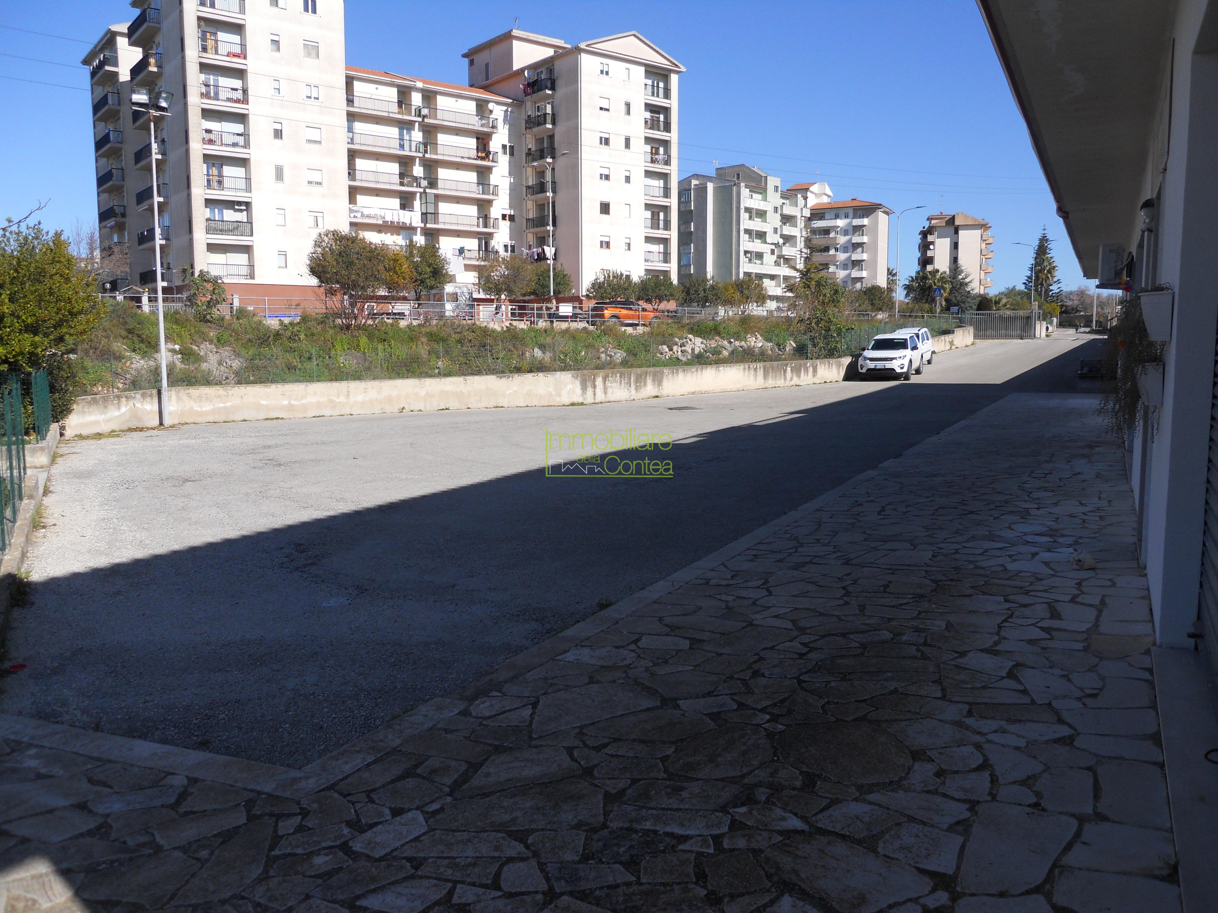 LOCALI CON AMPIO PARCHEGGIO RIF 627 - Immagine# 1