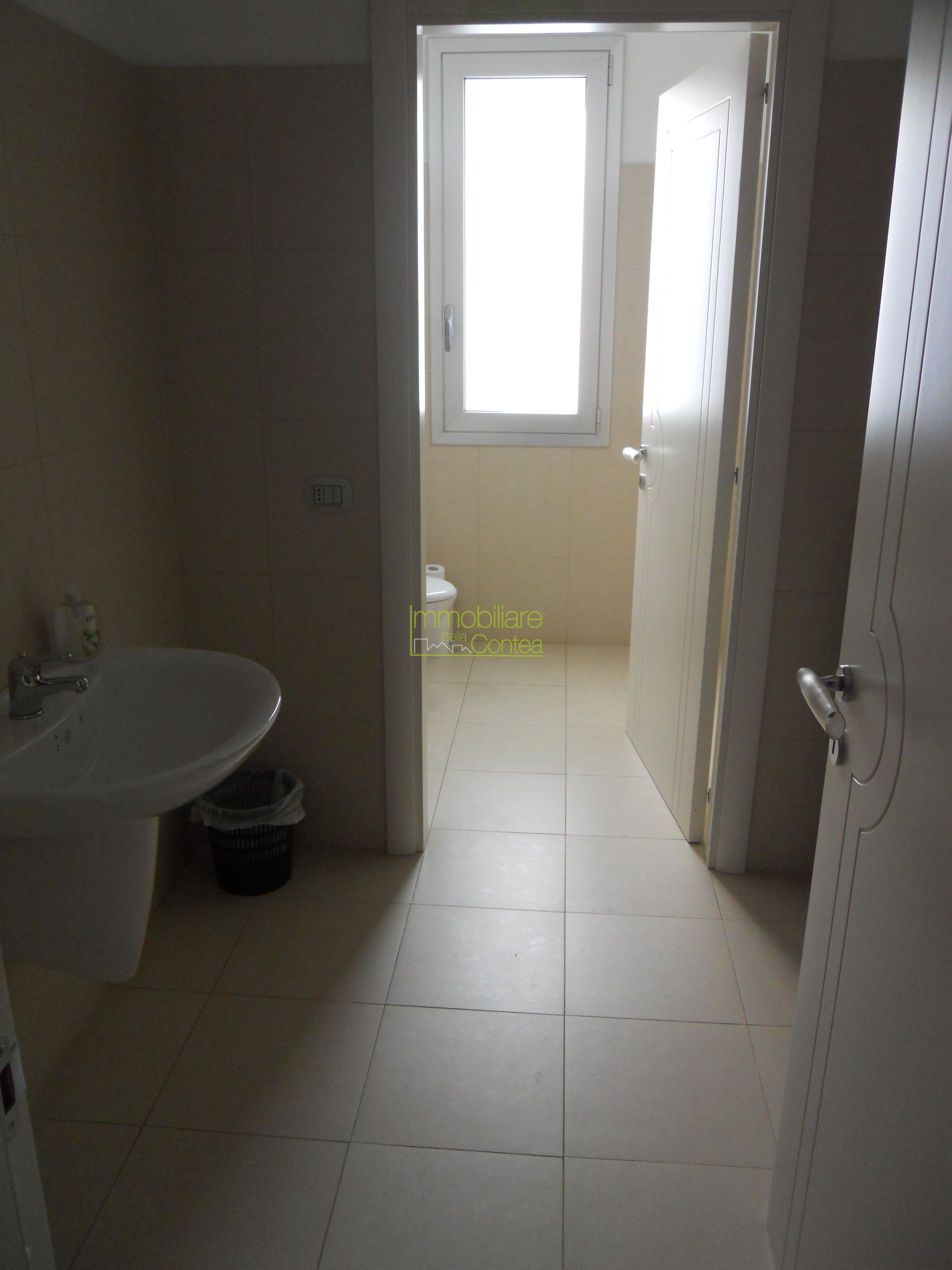 ELEGANTE CAPANNONE CON AMPI UFFICI RIF 647 - Immagine# 1