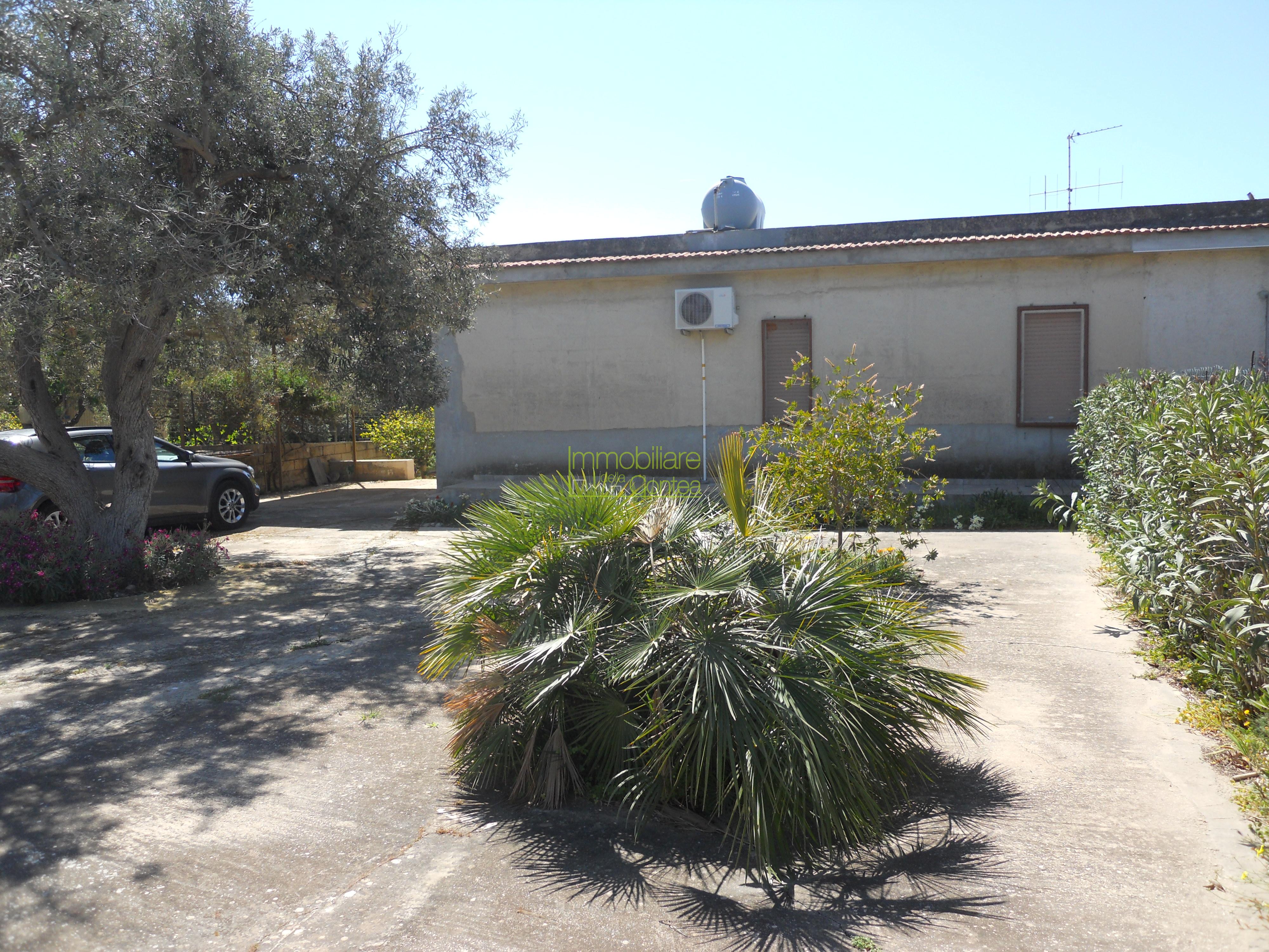 VILLETTA A MARINA DI MODICA CON AMPIO TERRENO RIF 648 - Immagine# 1
