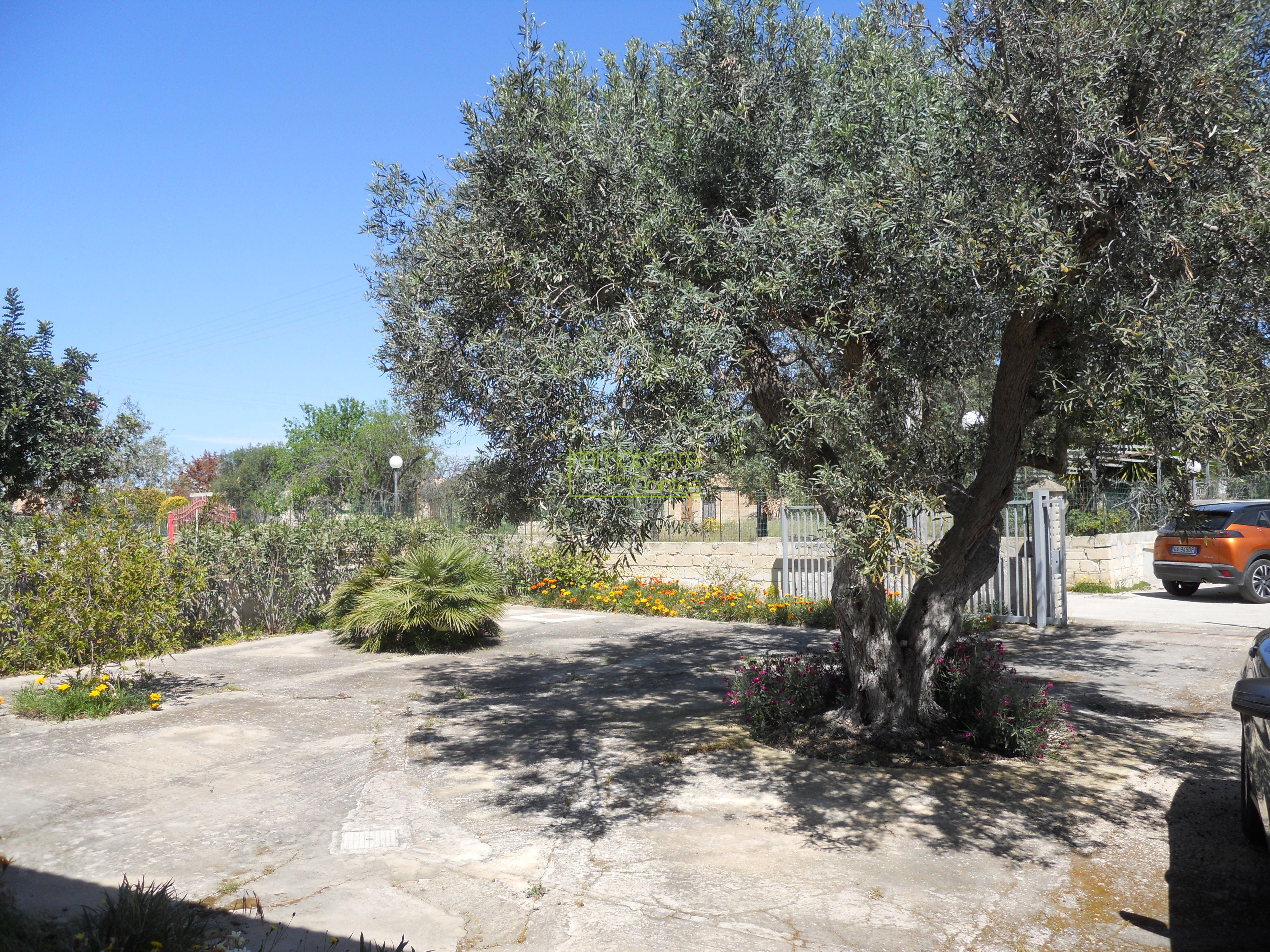 VILLETTA A MARINA DI MODICA CON AMPIO TERRENO RIF 648 - Immagine# 1