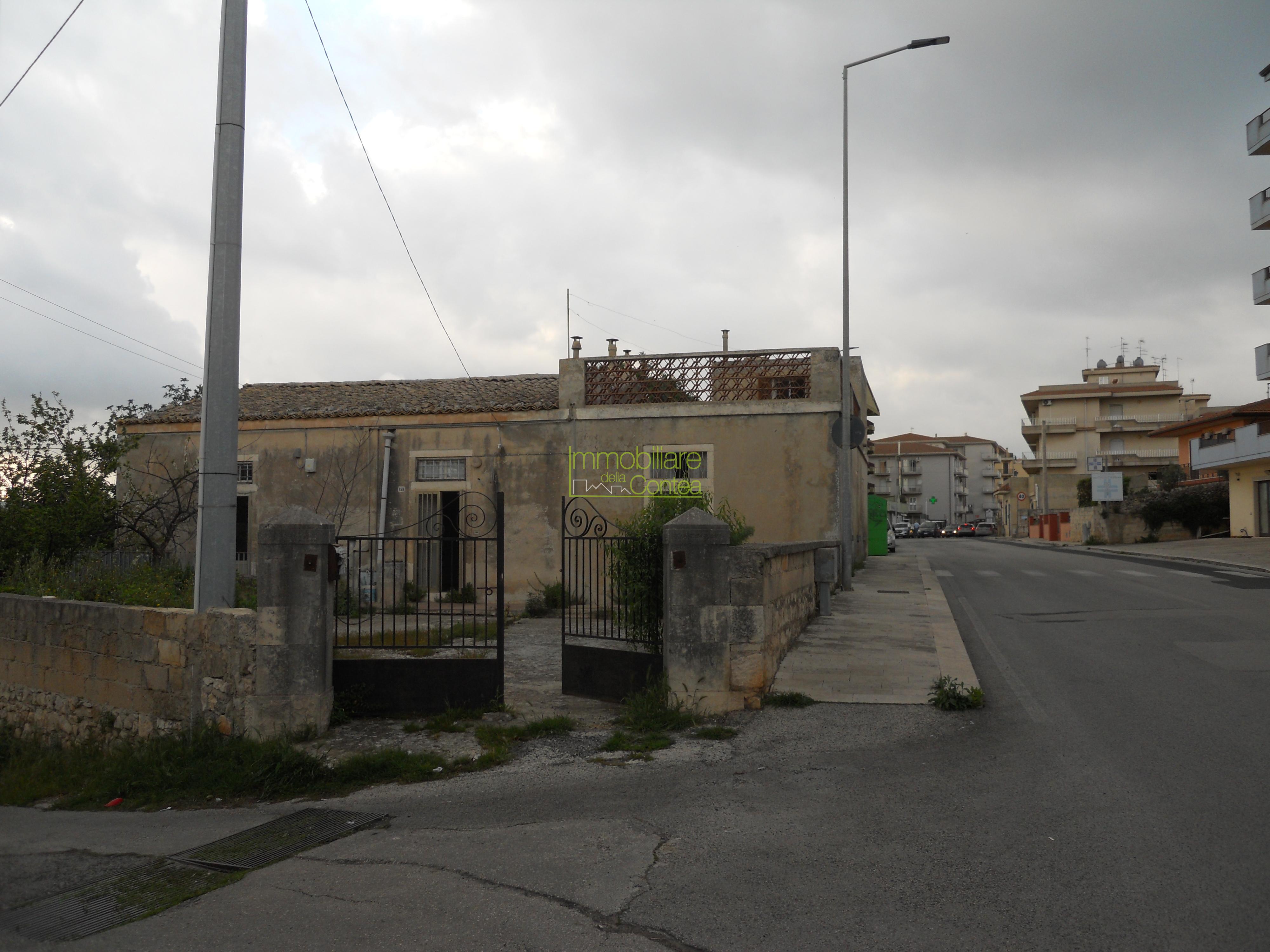 VILLA IN CENTRO CON 7000 MQ DI TERRENO - Immagine# 1