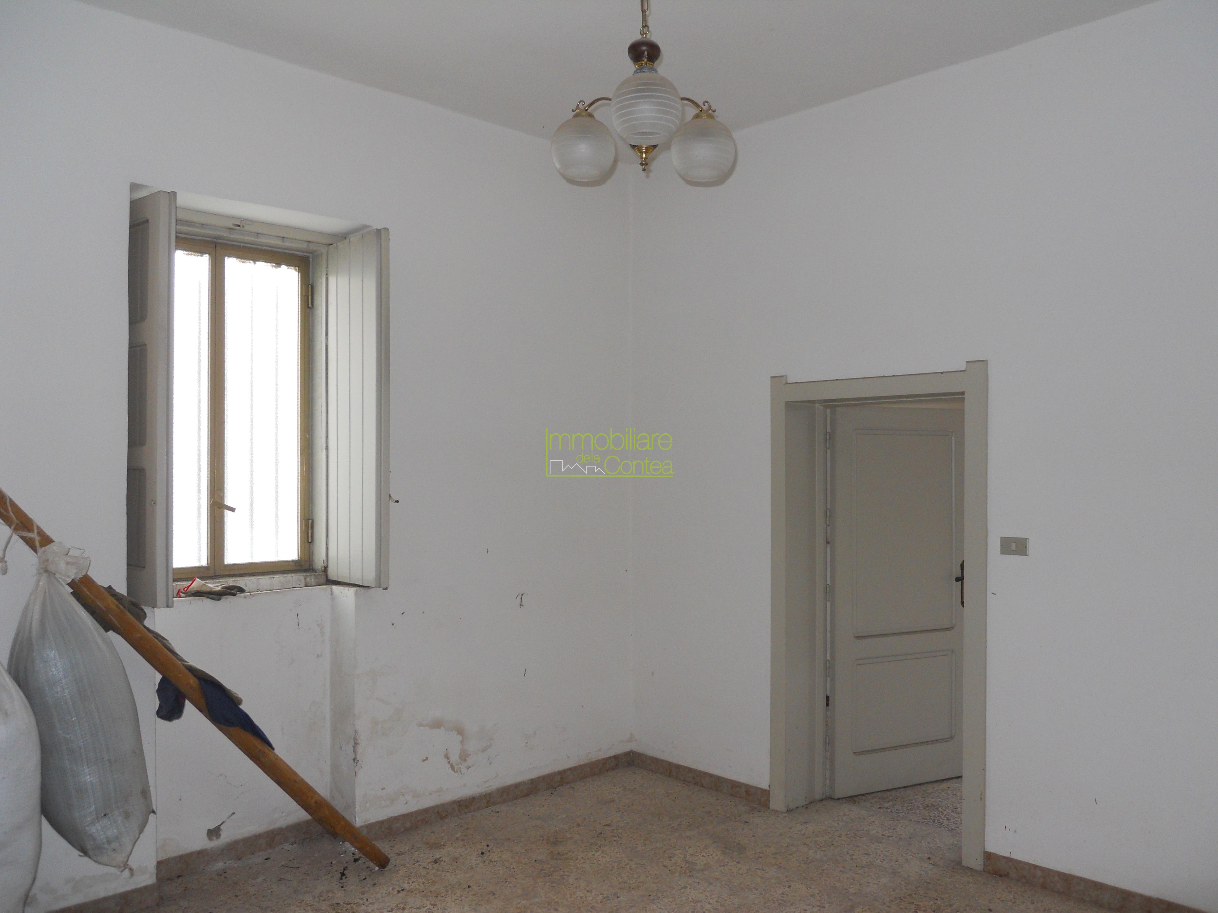 VILLA IN CENTRO CON 7000 MQ DI TERRENO - Immagine# 1