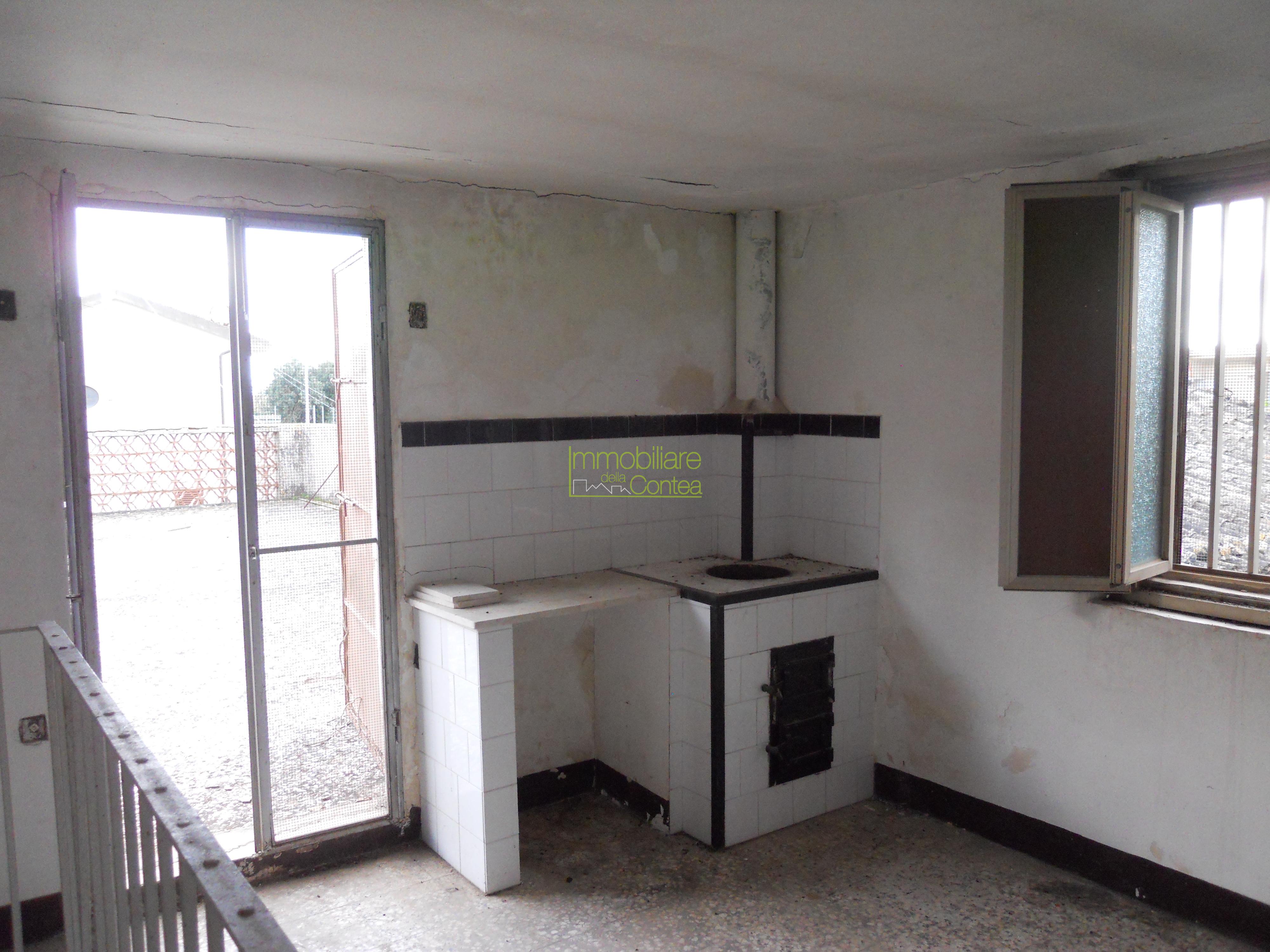 VILLA IN CENTRO CON 7000 MQ DI TERRENO - Immagine# 1