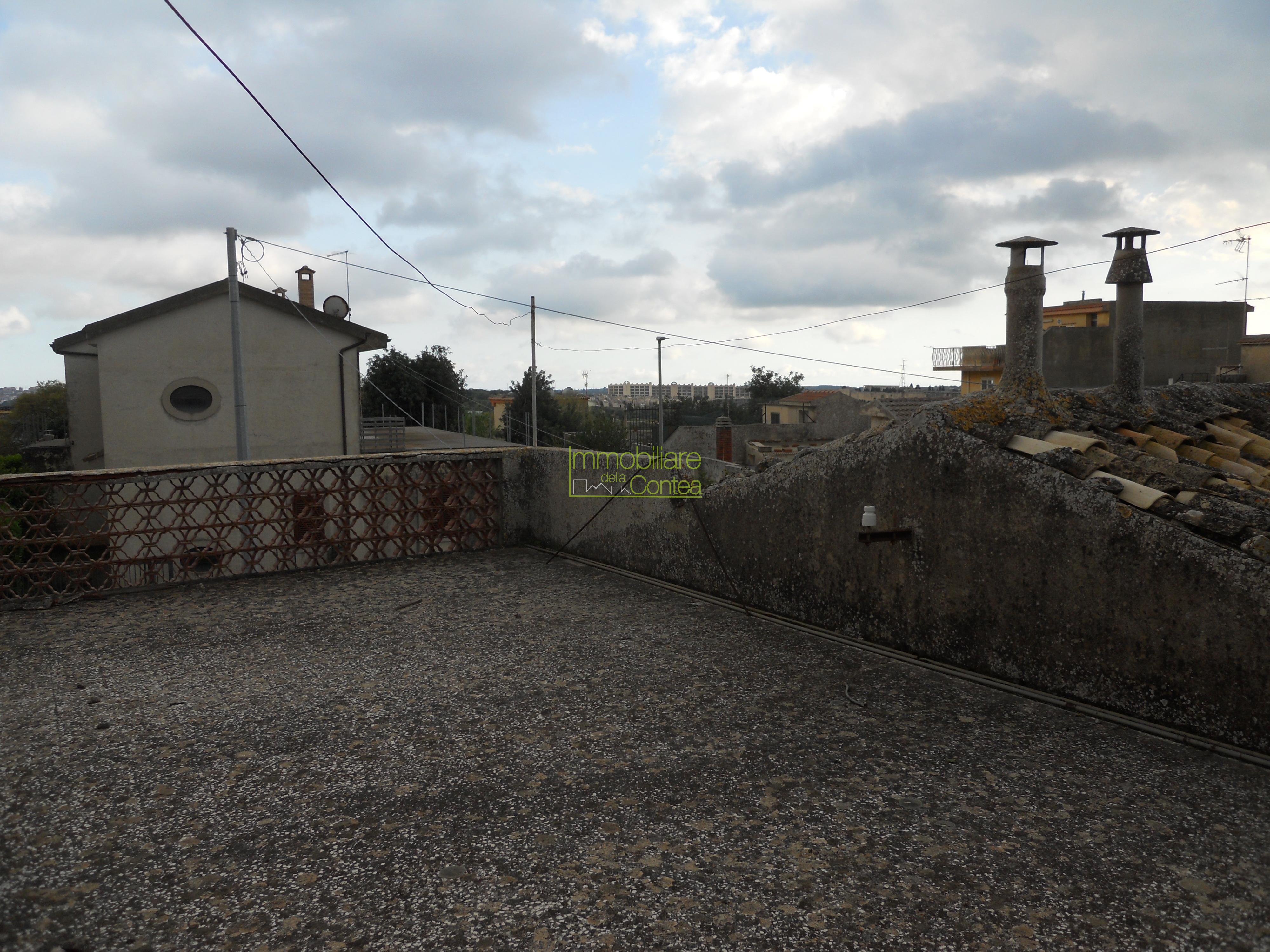 VILLA IN CENTRO CON 7000 MQ DI TERRENO - Immagine# 1