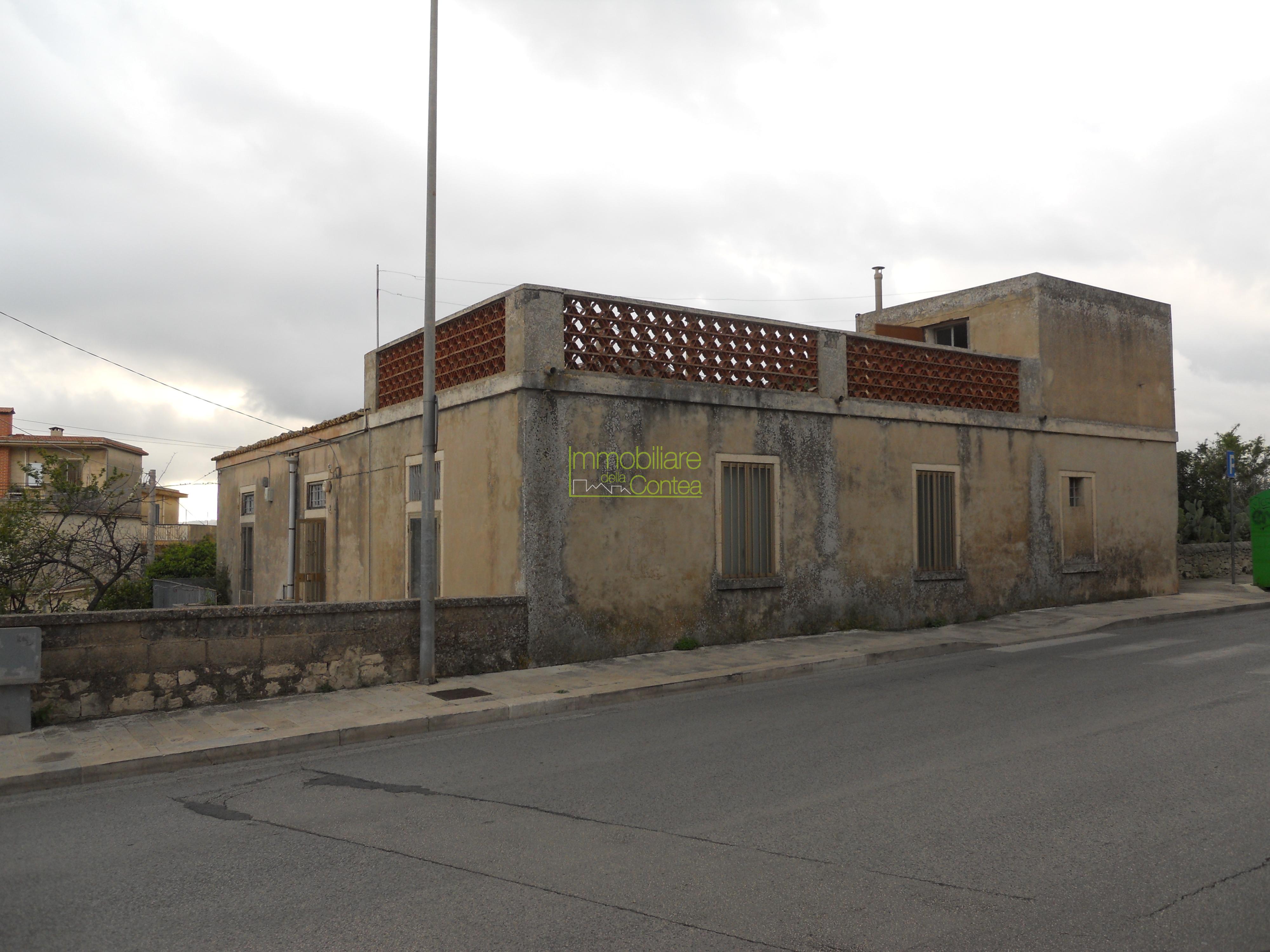 VILLA IN CENTRO CON 7000 MQ DI TERRENO - Immagine# 1