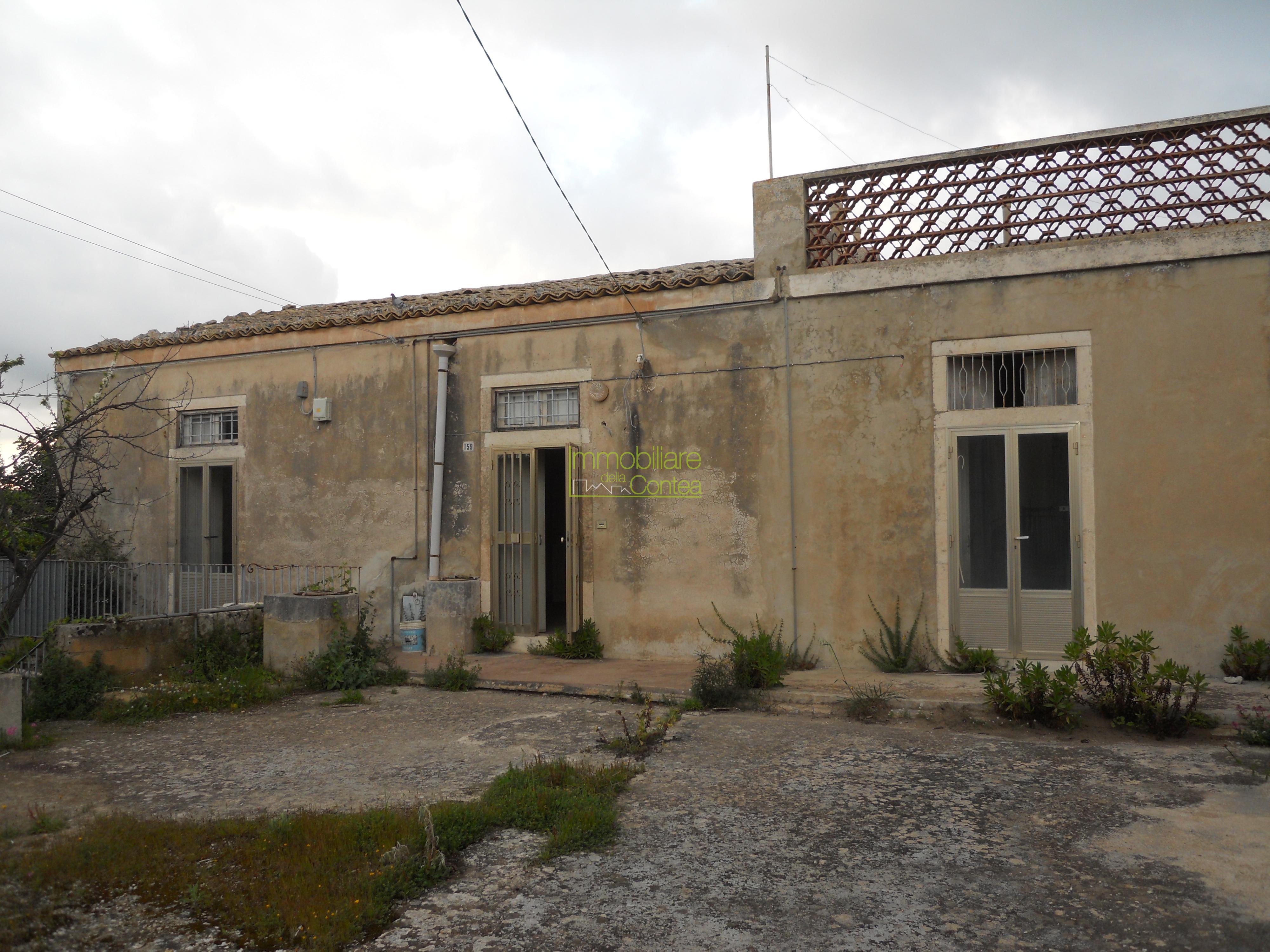 VILLA IN CENTRO CON 7000 MQ DI TERRENO - Immagine# 1