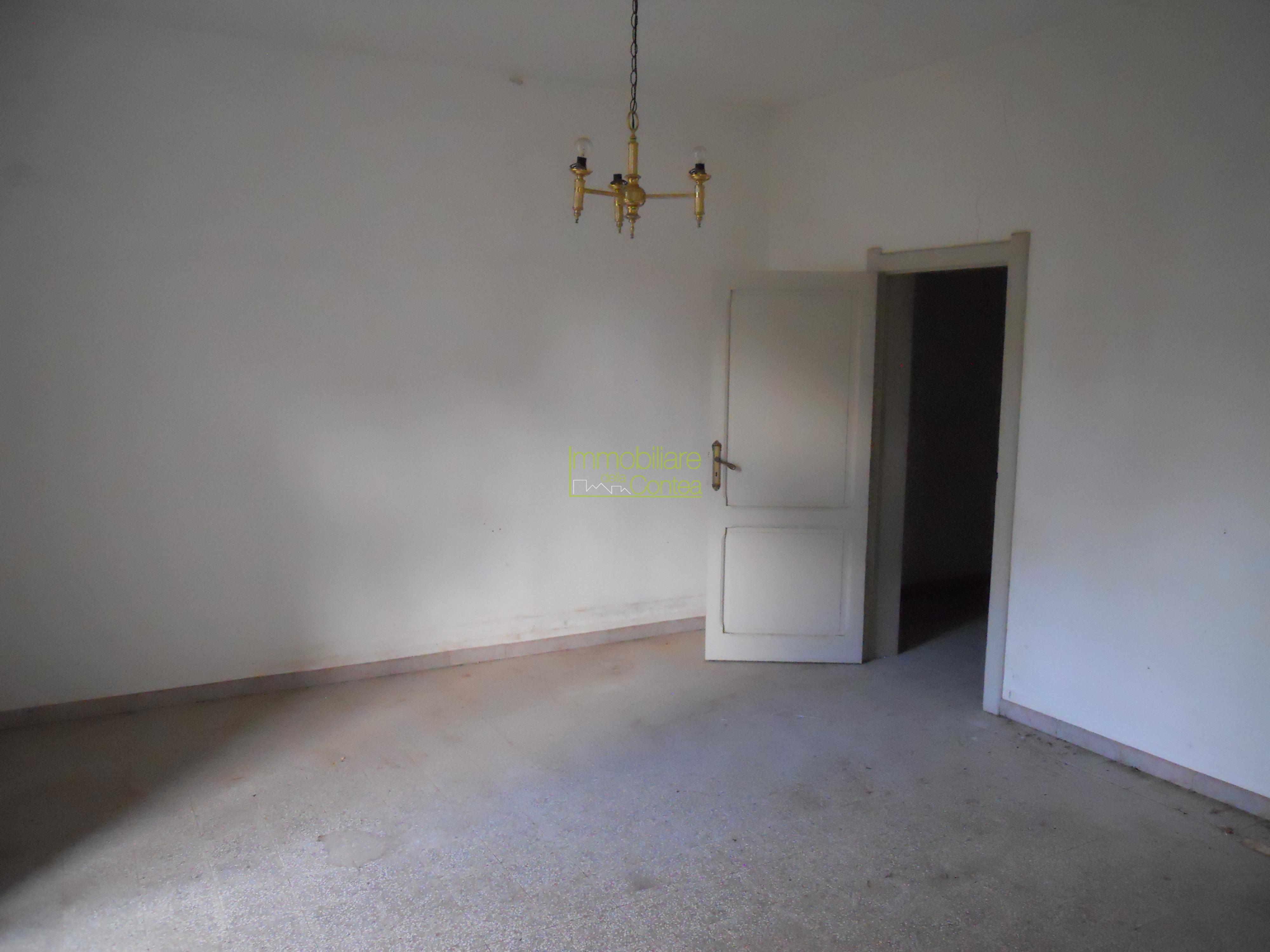 VILLA IN CENTRO CON 7000 MQ DI TERRENO - Immagine# 1