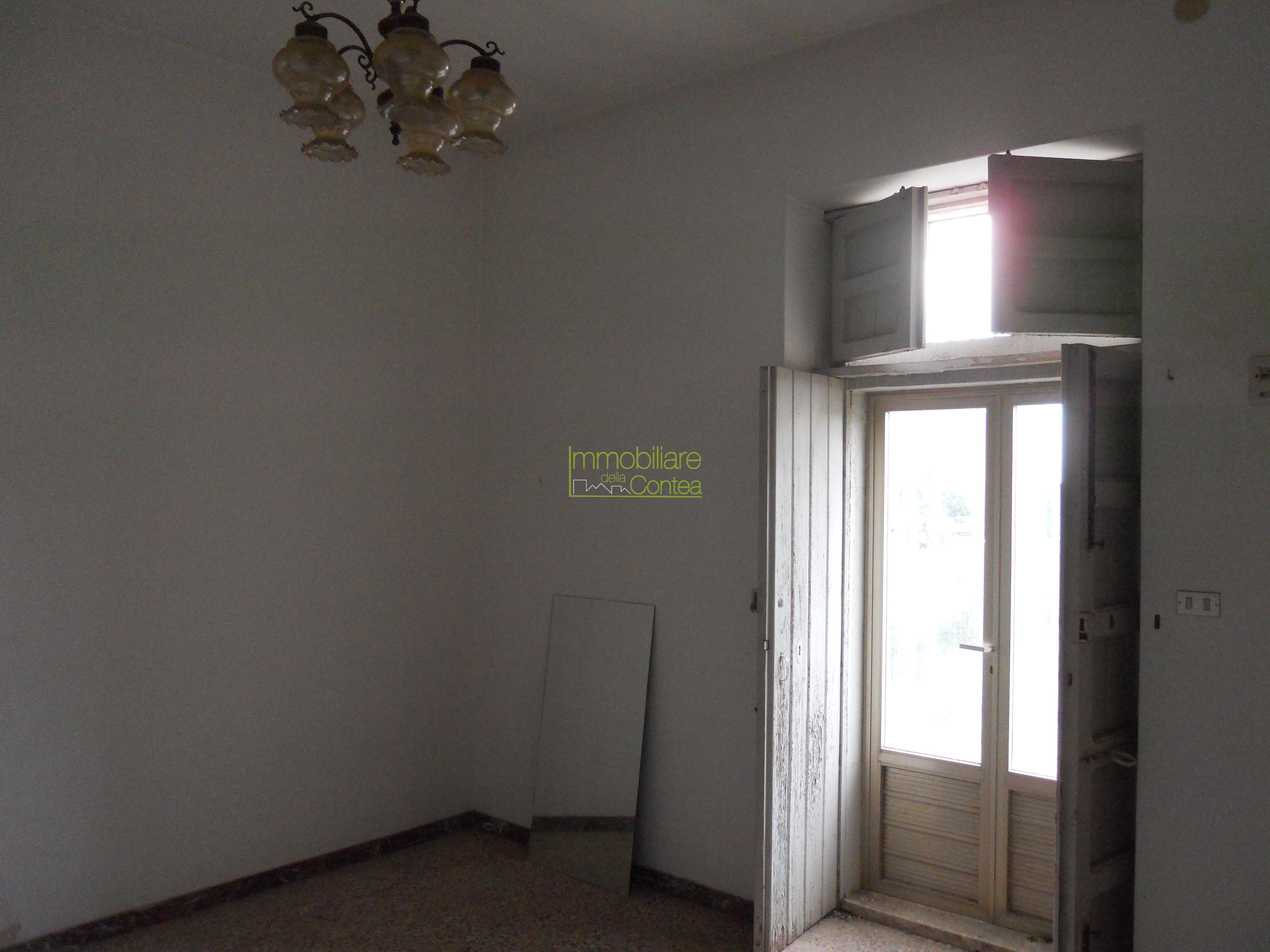 VILLA IN CENTRO CON 7000 MQ DI TERRENO - Immagine# 1