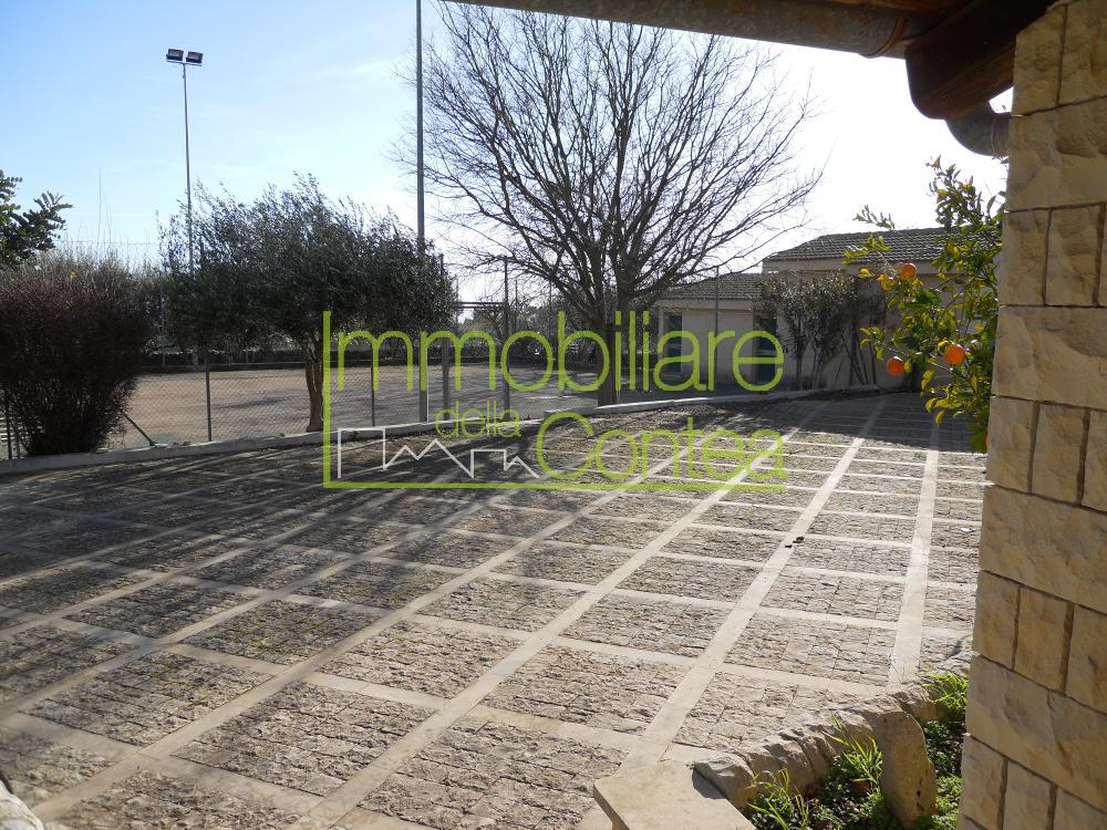 VILLA CON CAMPO DA TENNIS RIF 324 - Immagine# 1